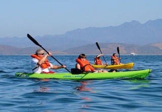 Kayaks en el mar